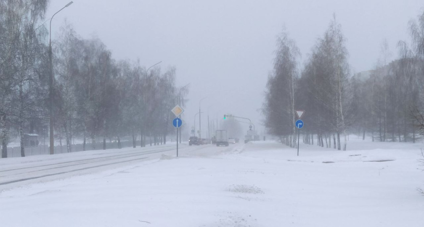 Метель в Челнах: рейсы задерживаются, автобусы не едут