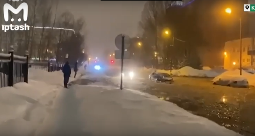 Татарская Венеция: в Казани из-за порыва трубы затопило целую улицу