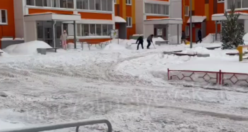 Объединяя силы: жители Альметьевска вышли и сами очистили двор от снега