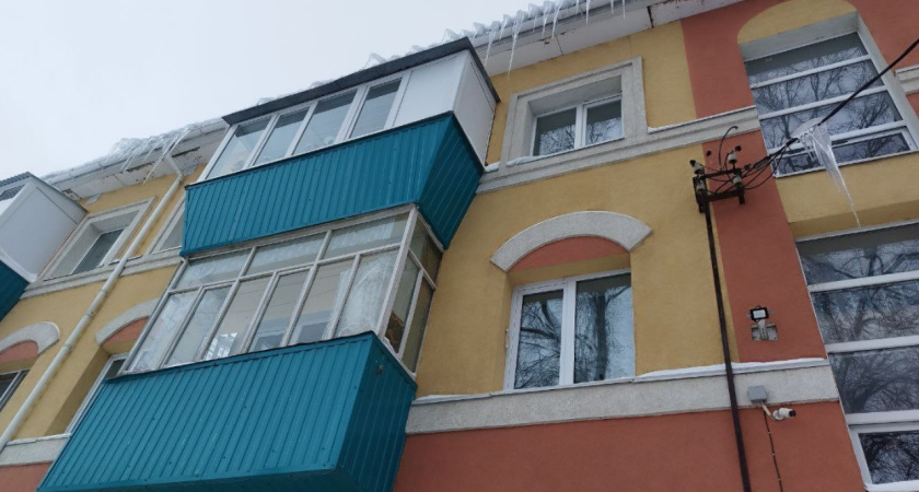 Ждать беды? В Альметьевске жители не могут добиться, чтобы убрали сосульки