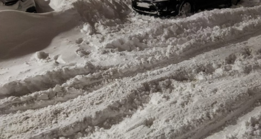 У нас когда-нибудь почистят дороги от снега? Ночью застряли 5 машин!»