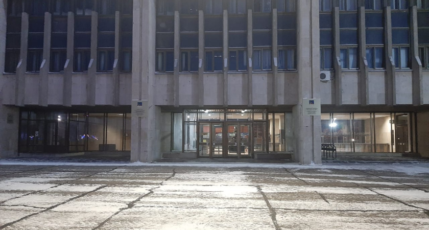 «Себе-то слуги народа ко дворцу дороги вылизывают»