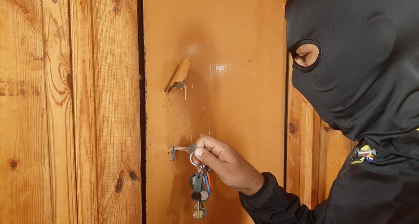 Забрался в дом, взял нож и грозился убить