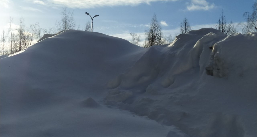 Горы снега и хлама: незаконную свалку обнаружили в Челнах 