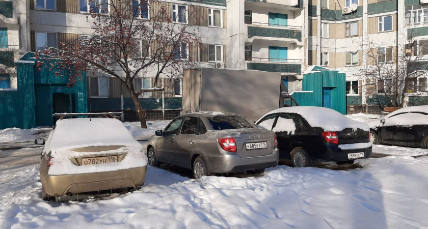 Жители 17-го комплекса скинулись на вывоз снега со двора