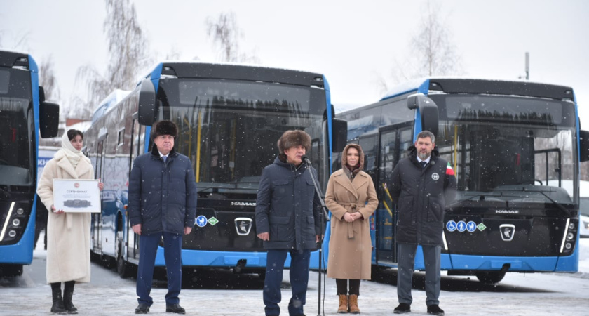 Минниханов передал Челнам 10 автобусов