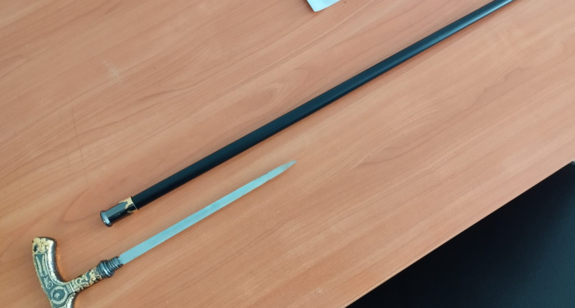 Челнинка явилась в суд с лезвием, спрятанным в трость