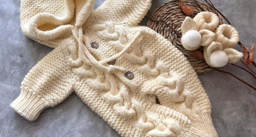 В Челнах рукодельницы передали для недоношенных детей сотни вязаных вещей