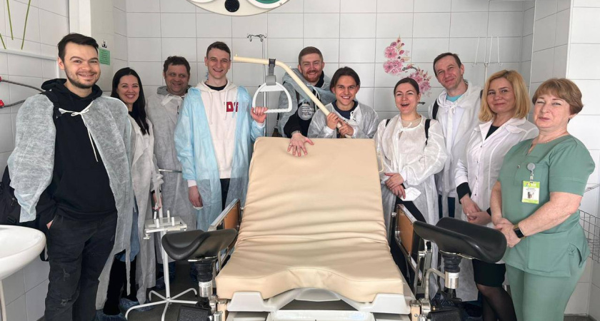 Актеры «Мастеровых» посетили родильный зал КДМЦ