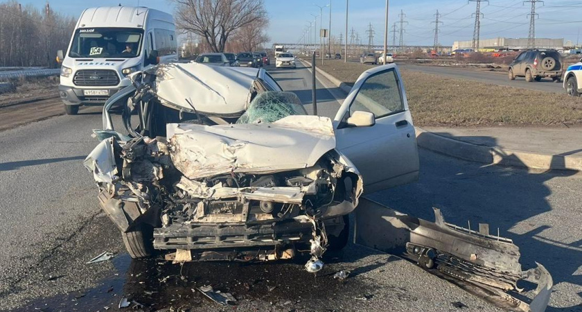 В Челнах Priora столкнулась с груженной «ГАЗелью» (фото)