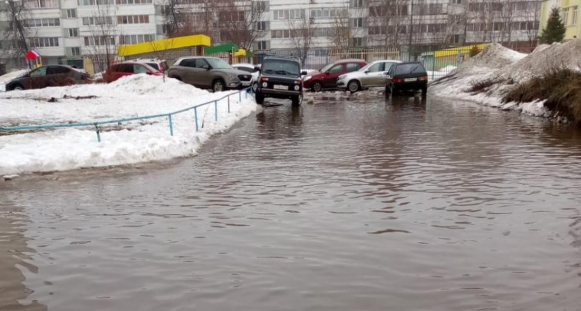 «Тонем»: жители поселка ЗЯБ в Челнах жалуются на талые воды
