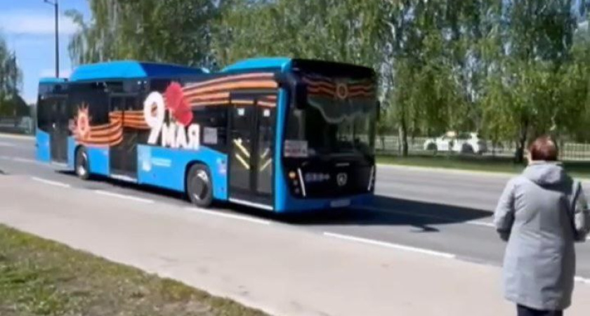 Автобусы Челнов украсили в честь Дня Победы