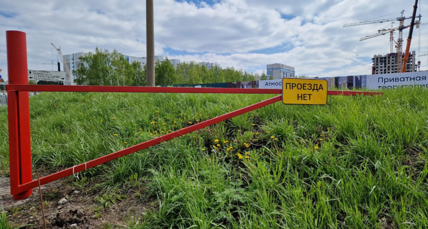 Проезда нет: шлагбаум на набережной поставил бизнес в безвыходное положение