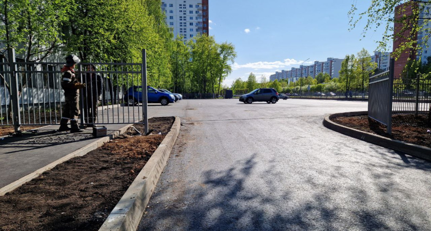 Завершается строительство парковки у здания УВД в Челнах (фото)