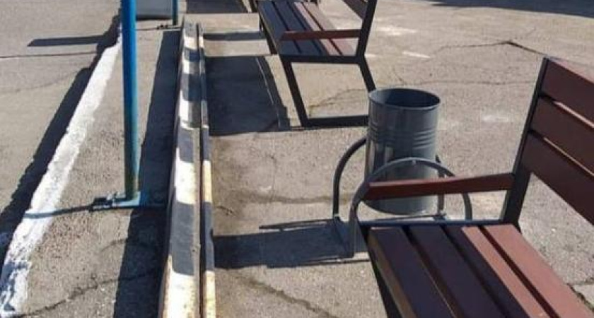 На вокзале Челнов заменили скамейки 