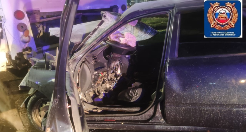 В Челнах LADA Granta влетела в стоящий автобус (фото)