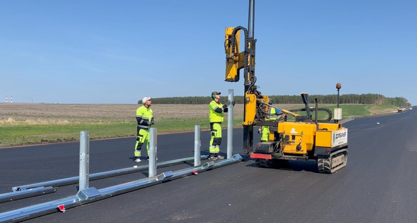 На обходе Челнов и Нижнекамска началась установка бордюрного ограждения