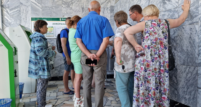 В первый день выплат вкладчикам Автоградбанка вернули 140 млн рублей