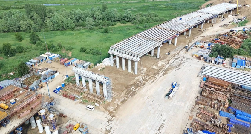 На мосту в обход Челнов и Нижнекамска смонтировали половину пролетных балок