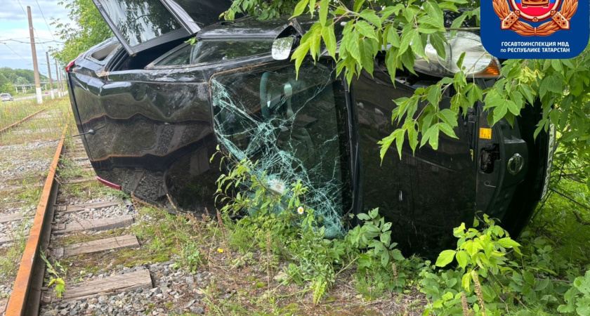 ДТП в Нижнекамске: Nissan вылетел на обочину и перевернулся