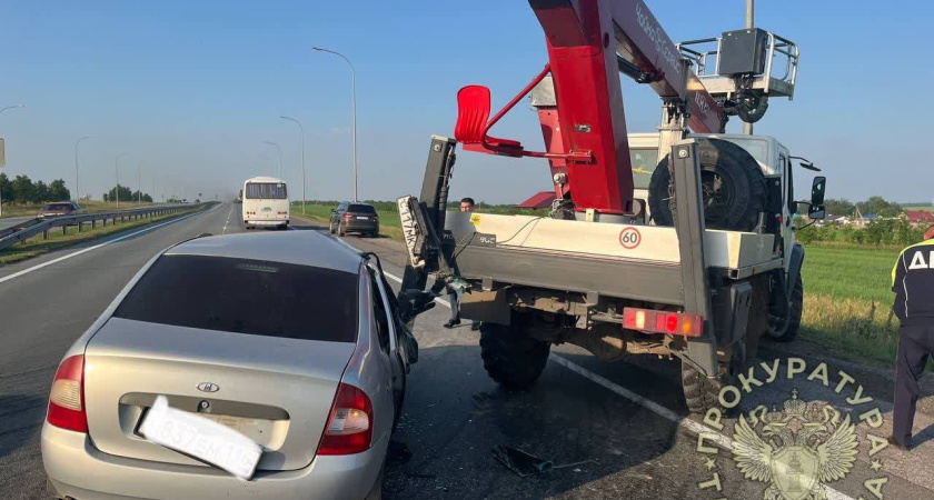 Под Челнами легковушка влетела в автовышку – пострадали двое детей (фото)