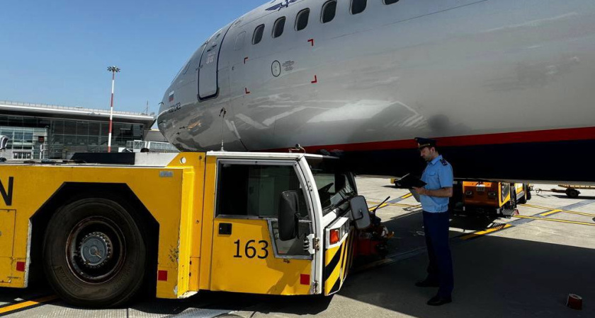 В аэропорту Казани буксир-толкач врезался в самолет