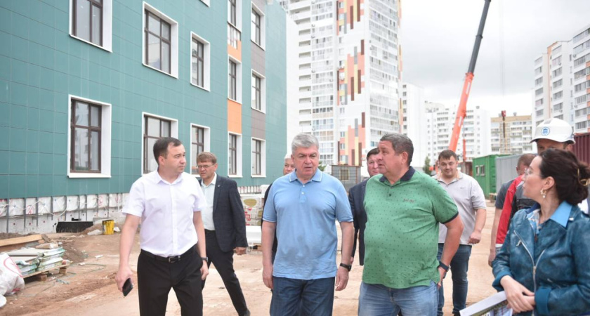 Мэр Челнов проверил ход строительства новой школы