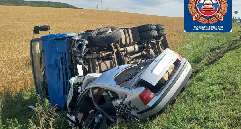 Под Челнами легковушка столкнулась с КАМАЗом – один человек погиб