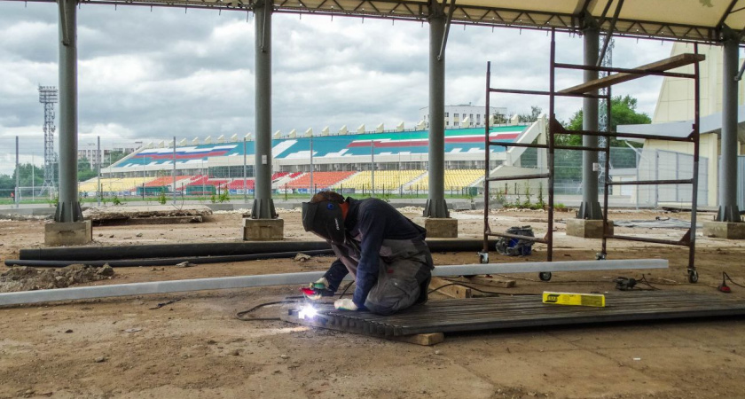 У стадиона «Строитель» в Челнах установили новые торговые павильоны