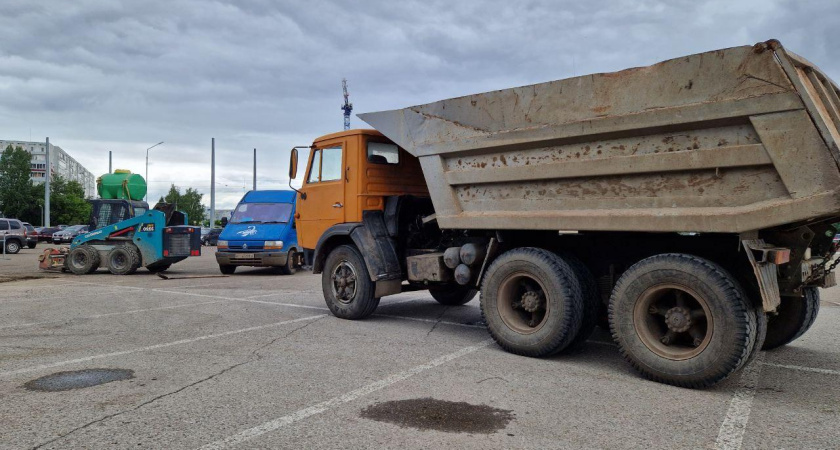 «Почему такое безобразное отношение к городу?»: мэр Челнов встретился с перевозчиками песка и гравия