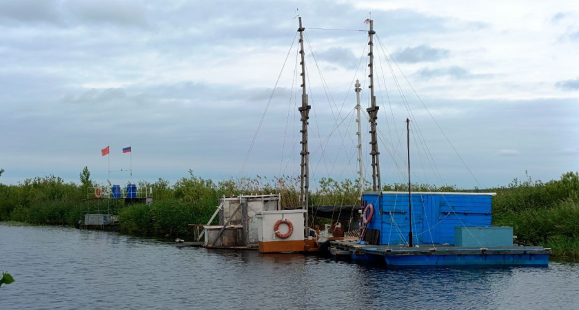 Приплыли: в Челнах вслед за «Аяксом» с берега перевезли и другие суда