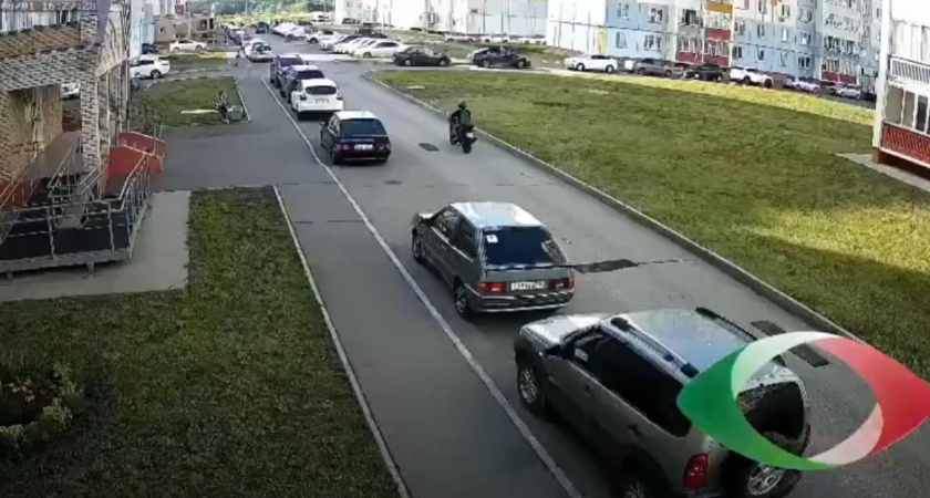В Нижнекамске мотоциклист сбил ребенка на самокате (видео)