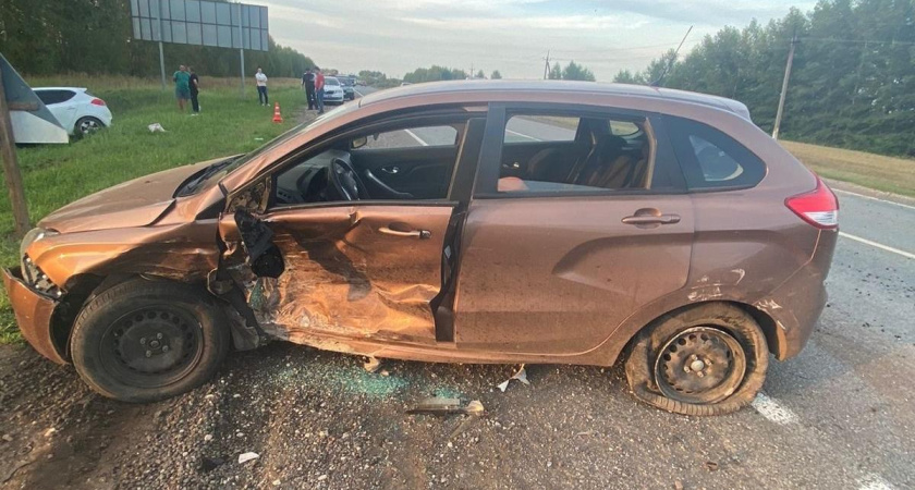 В Нижнекамске KIA Ceed влетел в LADA Xray – пострадали три человека
