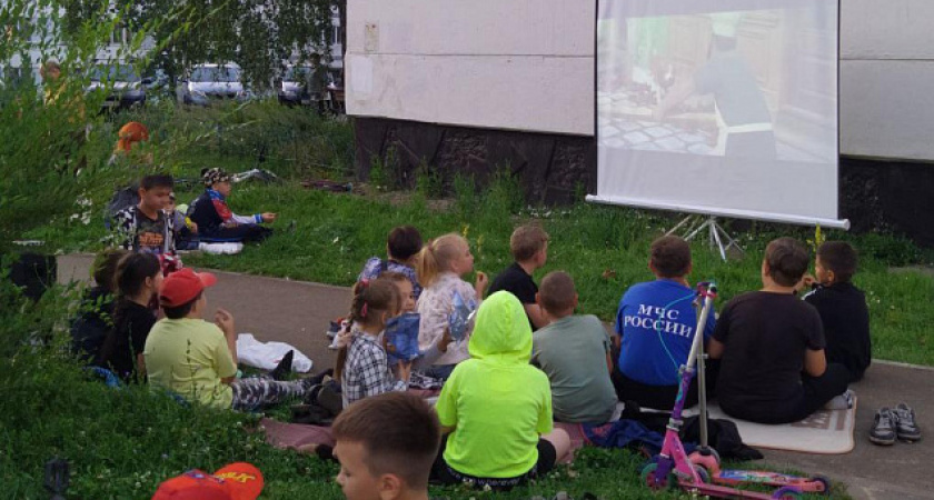В Челнах завершается сезон уличных кинопоказов