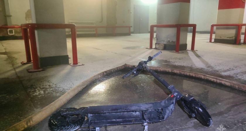 В Альметьевске на парковке загорелся электросамокат