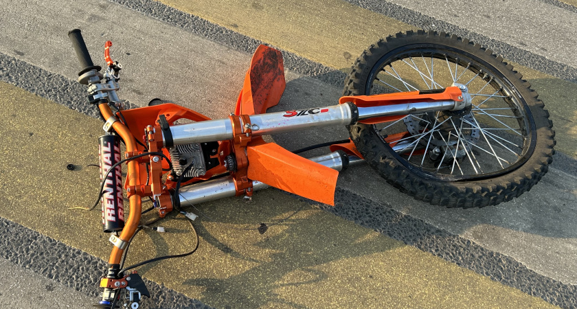 В результате ДТП в Челнах питбайк разорвало надвое – серьезно пострадали юноша и девушка (фото)