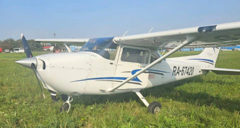 На аэродроме в Бугульме самолет при посадке выкатился с полосы
