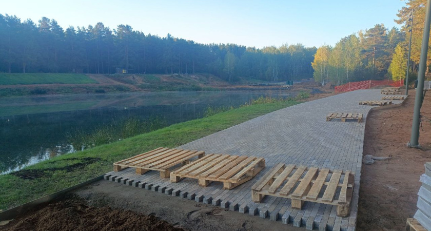 У озера в Прибрежном начали укладывать брусчатку