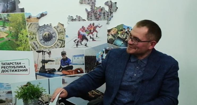 «Откуда канализационный люк?»: глава ГЖИ РТ принял стол за крышку люка