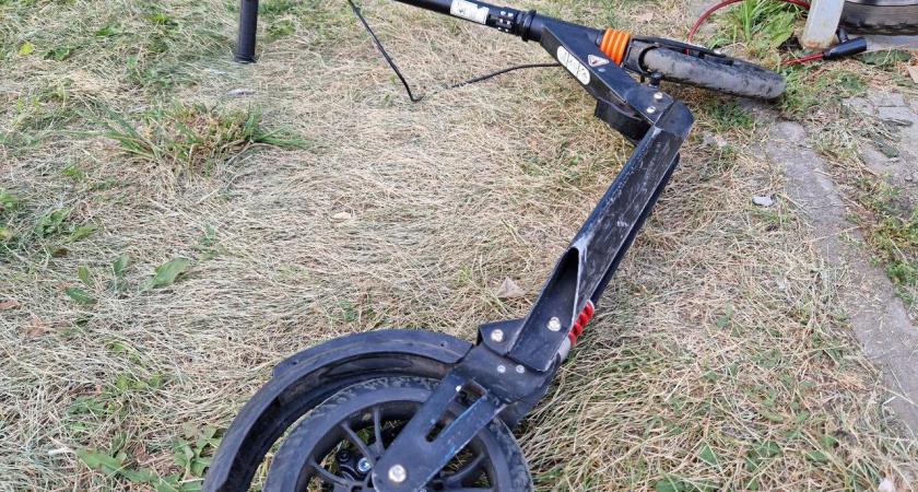 Жительница Челнов заплатит 52 тыс. рублей за поездку 9-летнего сына на самокате – он врезался в автомобиль