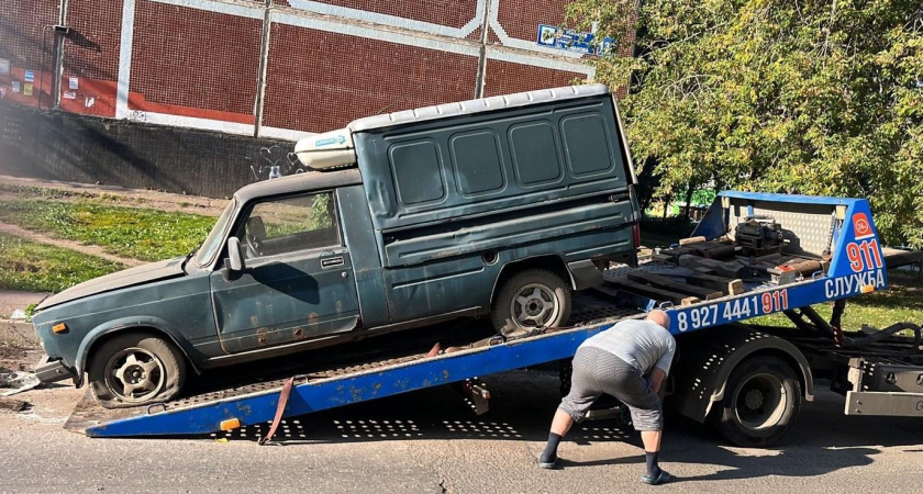 Из 51 комплекса в Челнах начали вывозить автохлам
