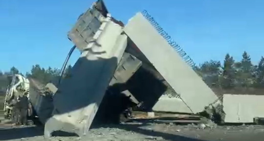 В Татарстане грузовик снес пролет строящегося моста