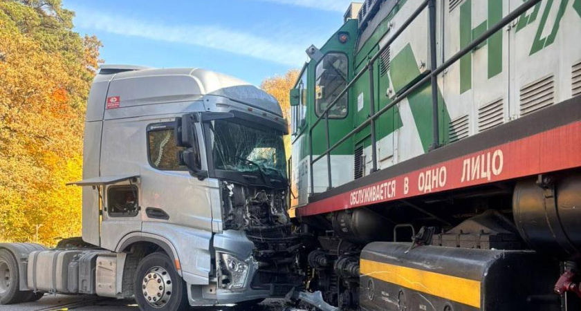 В Нижнекамске грузовик столкнулся с поездом