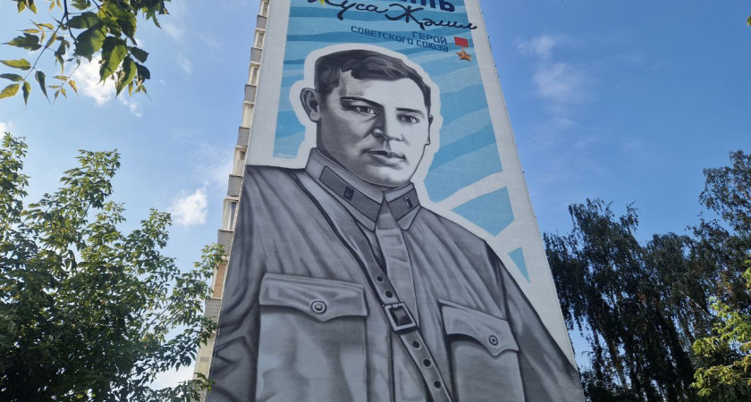 Портреты на стенах: обзор муралов с героями Татарстана в Челнах