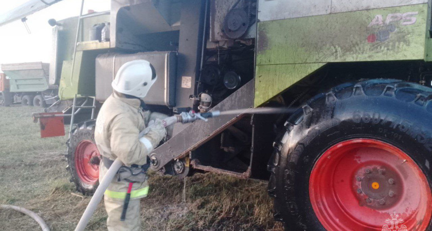 В Тукаевском районе в поле загорелся комбайн (фото)