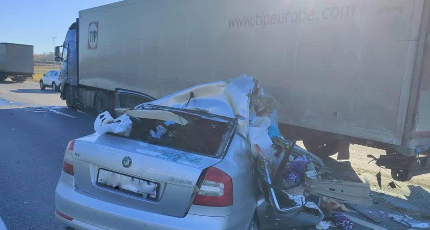 Под Елабугой легковушка столкнулась с фурой – один человек погиб