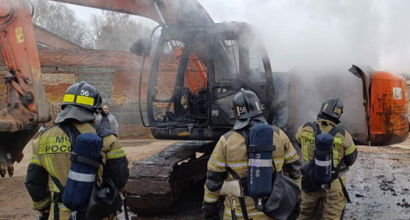 В Челнах загорелся экскаватор (фото)