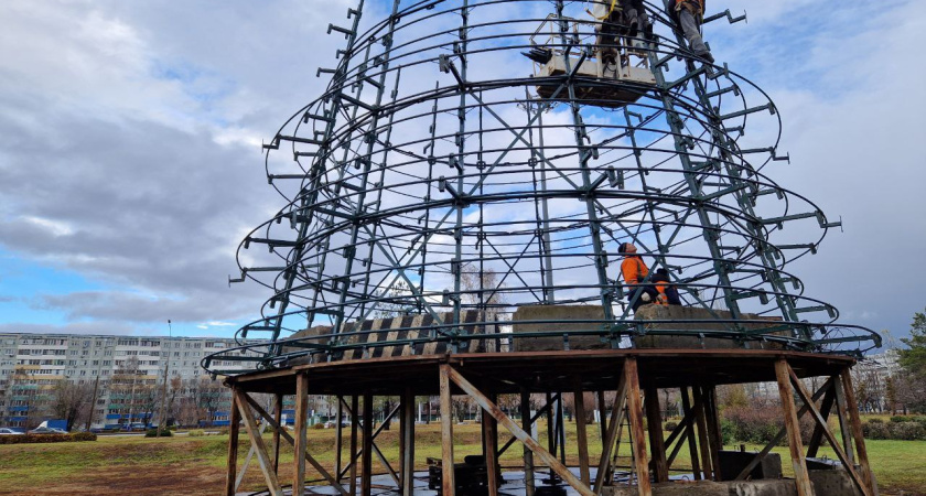 Челны украшают к Новому году (фото)