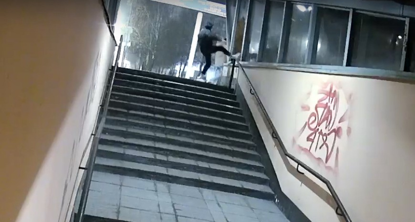 В Челнах ищут парня, который ударил девушку и разбил стекло в подземке