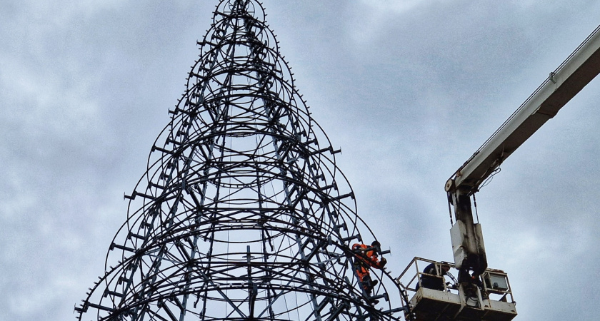 В Челнах начали украшать главную елку города (фото)